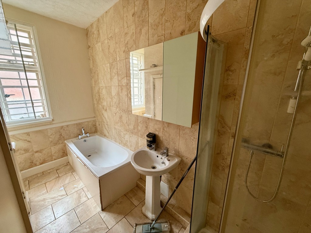 Lot: 45 - COMMERCIAL INVESTMENT WITH PLANNING FOR CONVERSION OF UPPER PARTS - First floor - Bathroom two